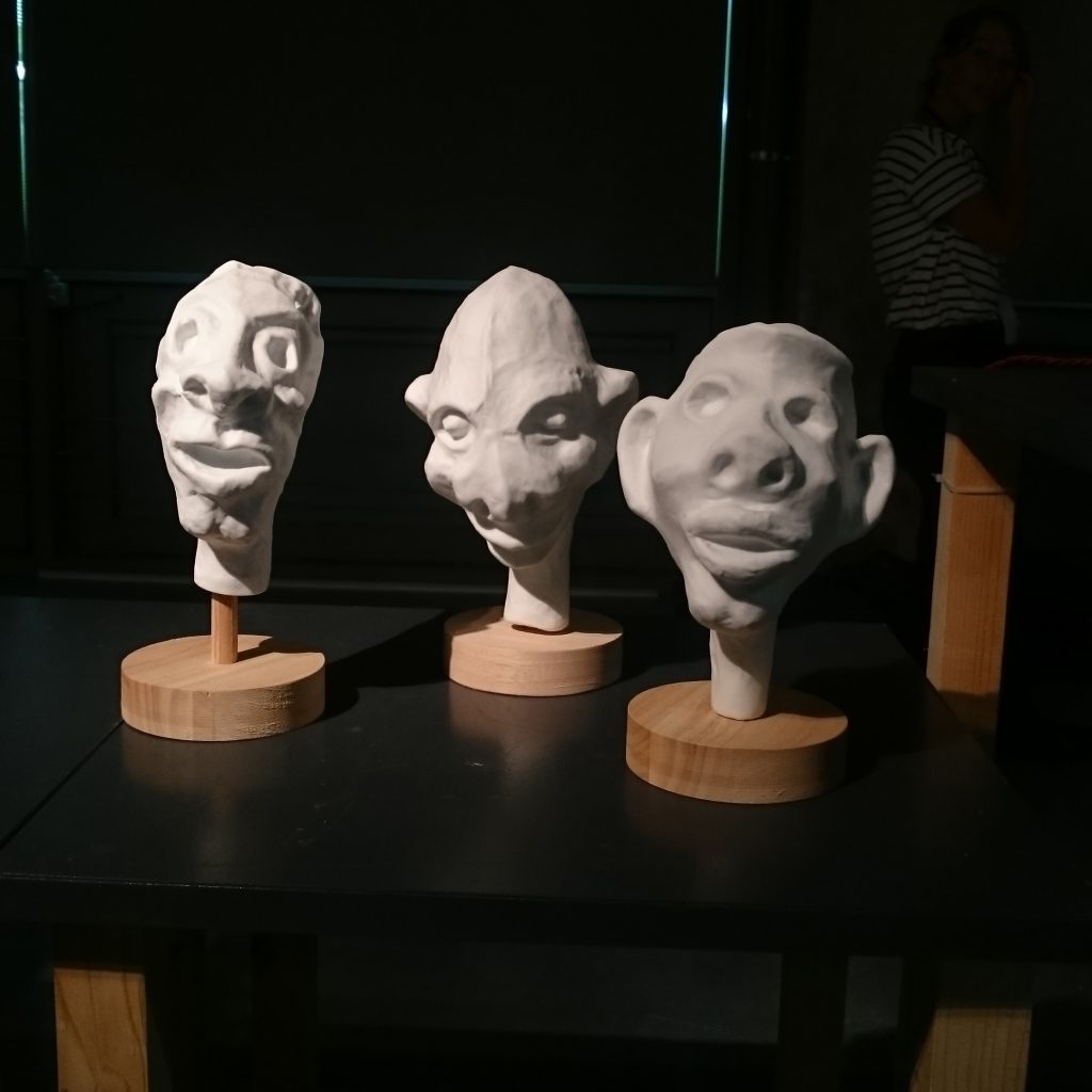 Série de masques en porcelaine de Limoges, modèles de l'artiste haïtien Jean-Édouard Baptiste.  Présentés à la PAris design week 2016 à Paris à la cité du design et de la mode.