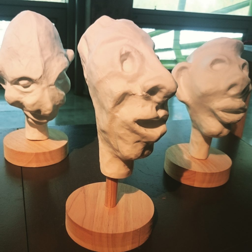 Série de masques en porcelaine de Limoges, modèles de l'artiste haïtien Jean-Édouard Baptiste.  Présentés à la PAris design week 2016 à Paris à la cité du design et de la mode.