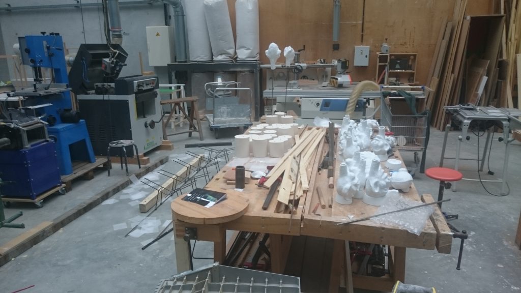 Au départ des socles en plâtre étaient prévu pour les masques