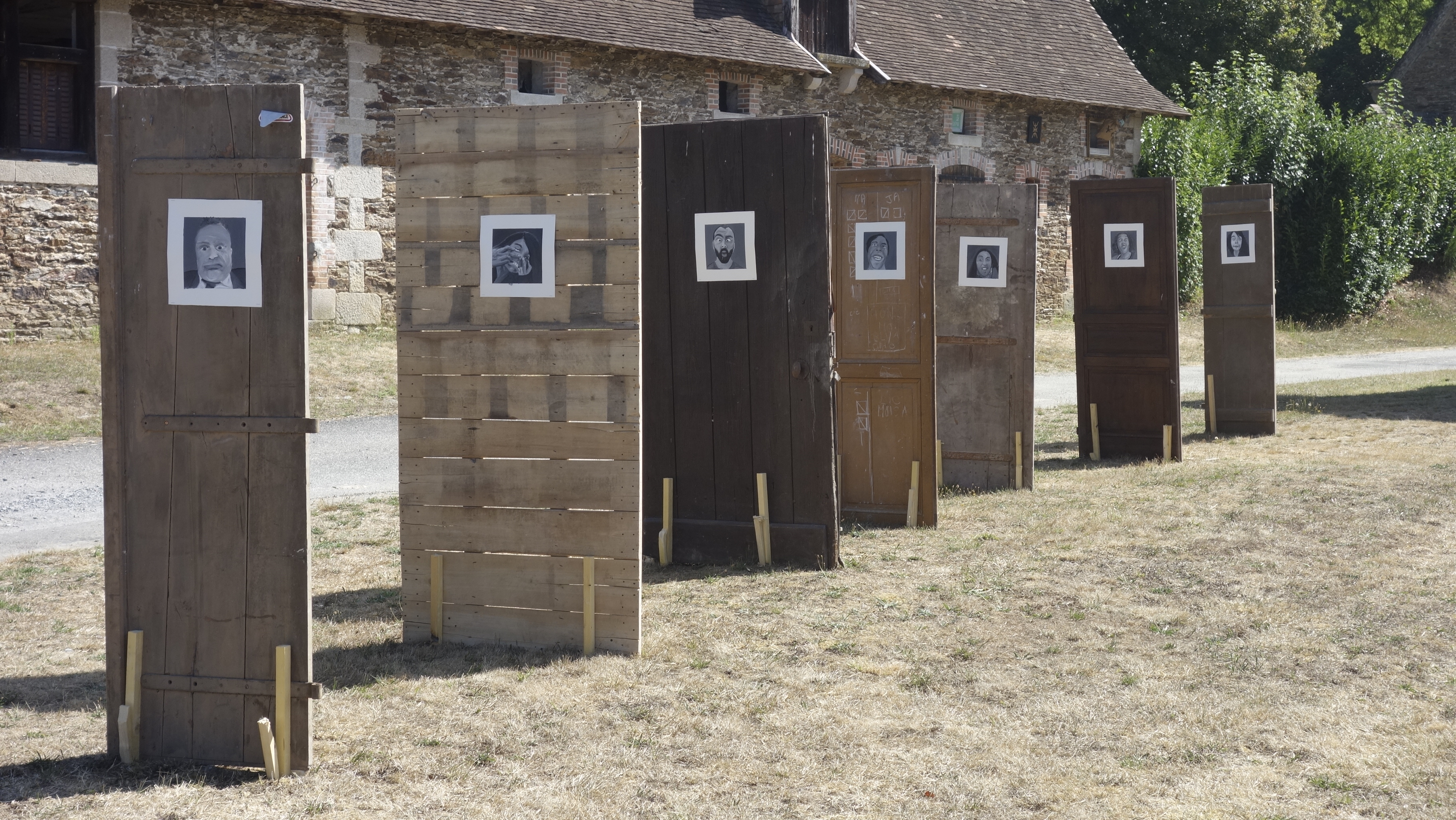 Installation sur portes issur du projet grimaces, réalisée à l'occasion du festival Sachô Galiero